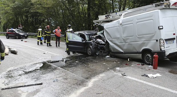 Frontale in auto contro un furgone: muore un 39enne, due feriti gravi
