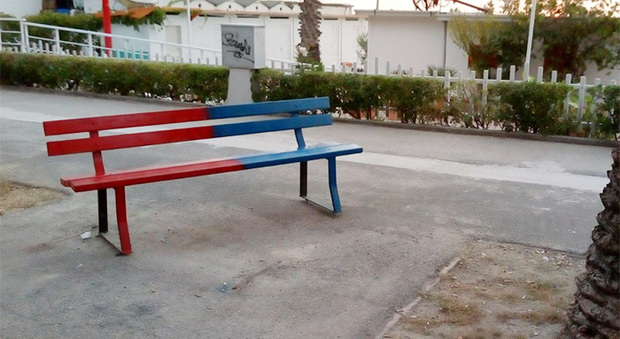 San Benedetto, vandali sradicano la panchina rossoblu sul lungomare