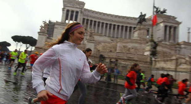 Maratona di Roma, la carica dei 100 mila Partenza sotto la pioggia, Vie chiuse e trasporti gratis