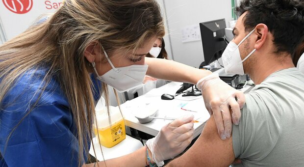 Vaccino Covid, l'obiettivo del governo: quota 80% di immunizzati in dieci giorni