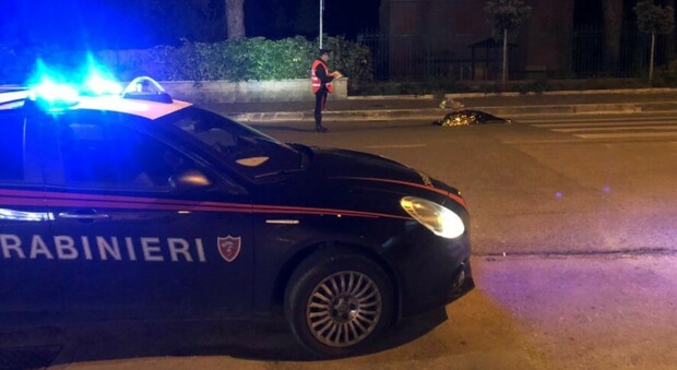 Donna trovata morta sulla strada, indagano i carabinieri