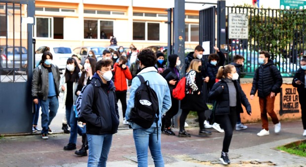 Covid, contagi nelle scuole in Campania; «Aumento preoccupante, alert territoriali»