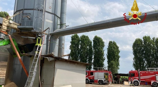 Incendio nel silos della falegnameria: pompieri al lavoro da stamane