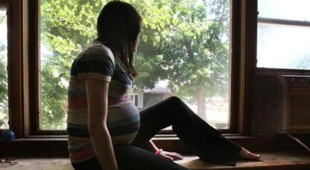 Una giovane donna incinta