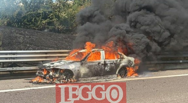 Paura in autostrada, l'auto va a fuoco: il mezzo completamente distrutto dalle fiamme
