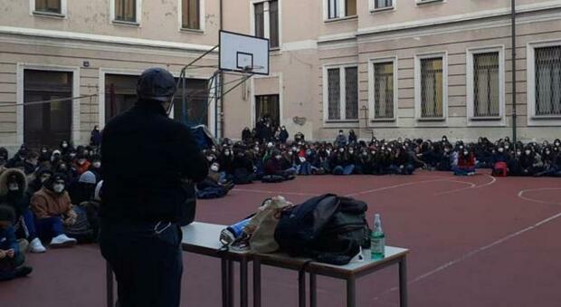 Gli studenti del liceo Manzoni di Milano hanno occupato l'edificio per protestare contro le misure prese dal Governo per l'emergenza sanitaria