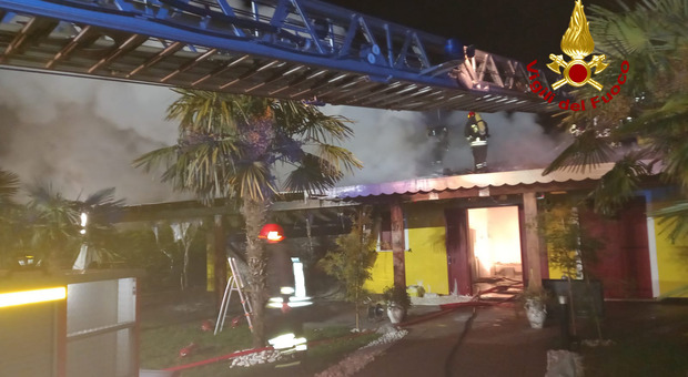 A fuoco il tetto di una villetta a Favaro Veneto: il rogo si mangia "gli strati" della copertura