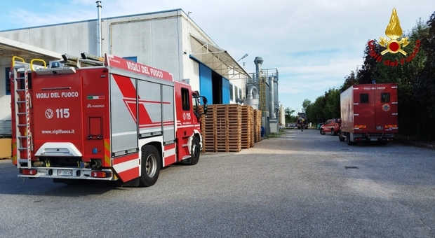 Incendio in un'azienda: le fiamme raggiungono contenitori con 2000 litri di acido solforico