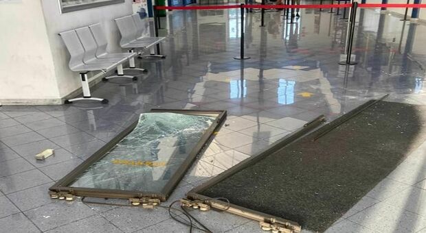 Una parte dei danni causati all'interno del terminal di Costa Morena