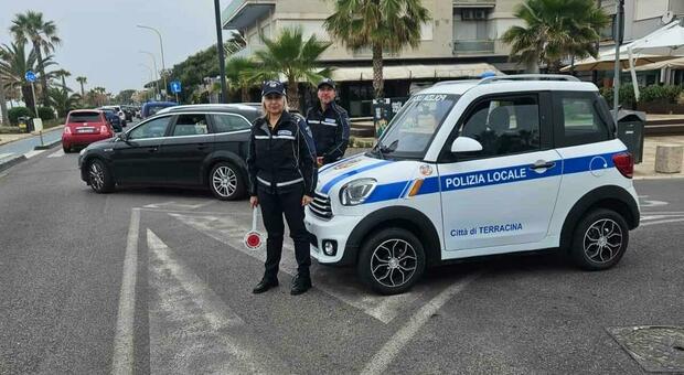 La polizia locale di Terracina con la microcar elettrica