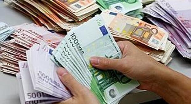 Butta via il borsello rubato e non si accorge che dentro ci sono 3.400 euro in contanti