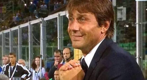 Conte prega in panchina durante il rigore di De Rossi e il web si scatena