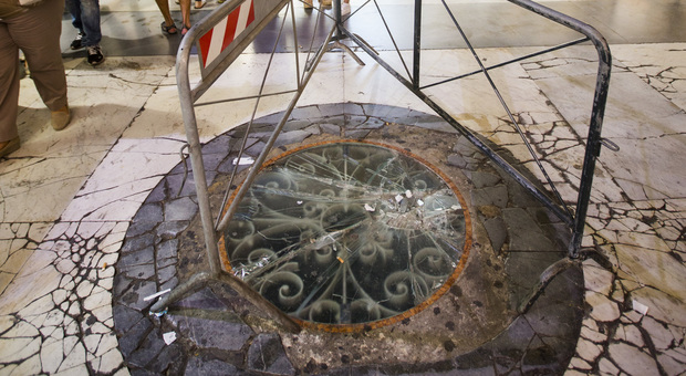 Piovono calcinacci in Galleria Principe di Napoli: «Pronti a portare in tribunale la ditta»