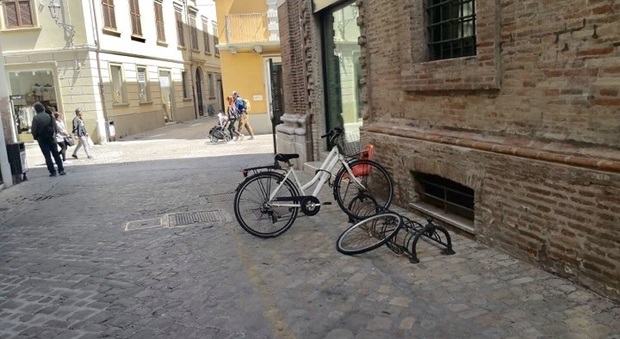 Senigallia, l'ultima moda dei ladri di bici: smontano la ruota e fuggono col telaio