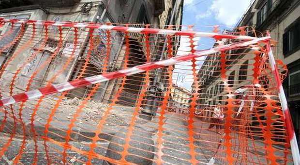 Napoli a pezzi, 12mila palazzi a rischio. 40 interventi in un mese solo a Chiaia