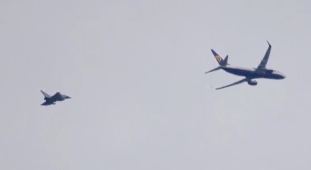 Allarme bomba a bordo, due caccia della Raf affiancano un volo Ryanair e lo scortano a terra