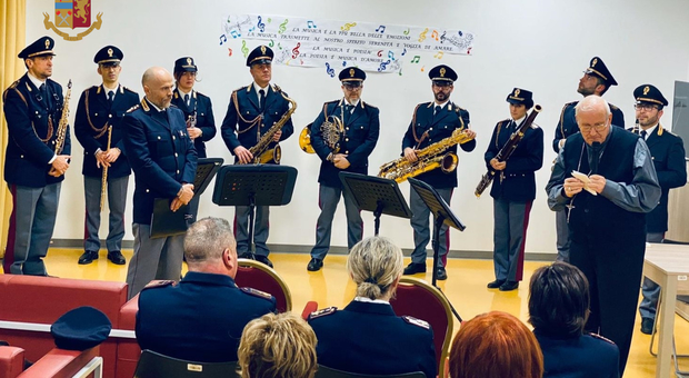 La banda della Polizia ha tenuto un concerto all'hospice Carlo Chenis