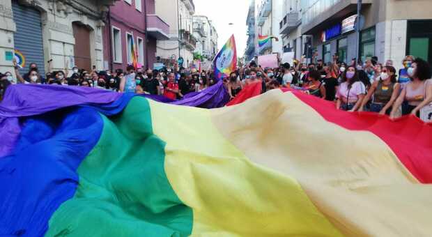 Brindisi arcobaleno, il Pride invade le strade della città: «Amore senza discriminazioni». Sfila anche il sindaco Rossi