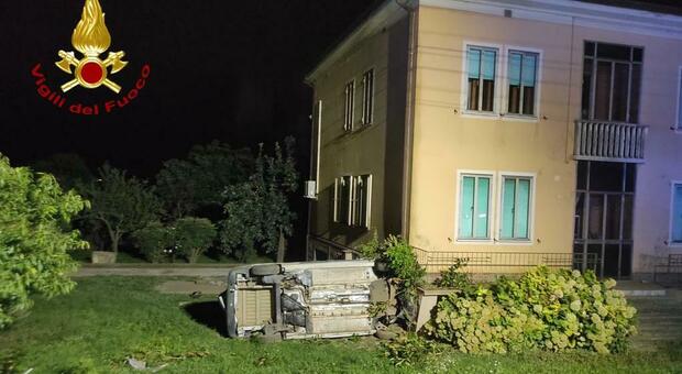 Incidente a Vescovana, auto si schianta contro una casa: un ferito