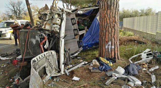 Latina, furgone si schianta contro un albero: muore una donna, grave bimba di 12 anni