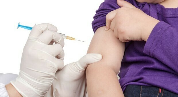Astrazeneca, l'università di Oxford testa il vaccino su bambini e adolescenti: «Valutiamo risposta immunitaria»