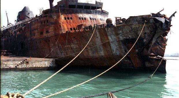 WCENTER 0XNEBANCFJ Il traghetto Moby Prince reduce dall'incendio a seguito della collisione con la petroliera "Agip Abruzzo" il 10 aprile 1991.ANSA