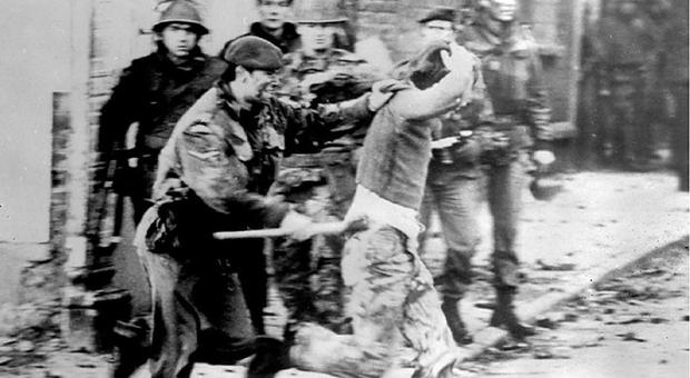 Una immagine d'epoca (30 gennaio 1972) degli scontri della Bloody Sunday, la domenica di sangue a Derry, quando 14 cattolici irlandesi furono uccisi da truppe britanniche. ANSA / ARCHIVIO / LI