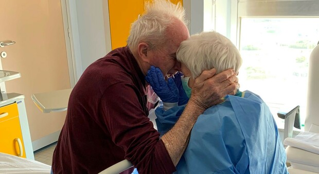 Morta Rosa, la foto dell'abbraccio con il marito Giorgio simbolo della lotta al covid. «Mai separati in 52 anni di matrimonio»