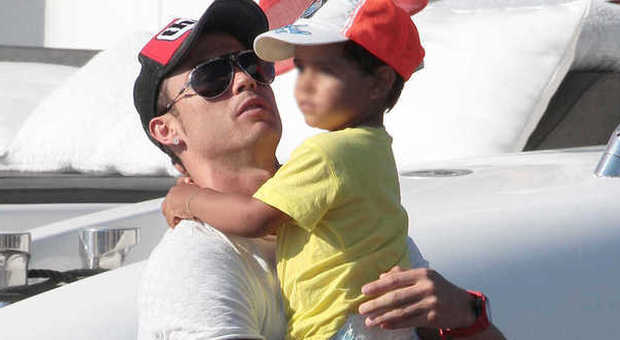 Cristiano Ronaldo papà a tempo pieno: a Saint Tropez con il figlio Cristiano Junior