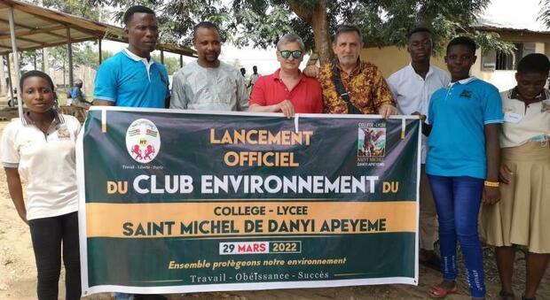 Il sindaco di Giacciano con Baruchella, gli altri volontari polesani e i dirigenti del collegio in Togo