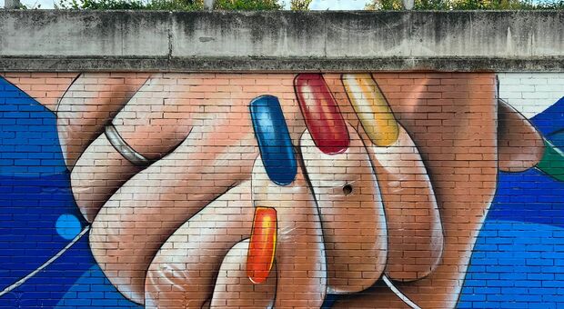 Pesaro, in via Rossi il murale con l'innovativa vernice antismog e contro chi discrimina