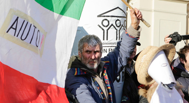 Protesta davanti a Veneto banca, simula il suicidio col cappio al collo