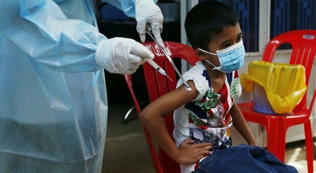 Covid, in Cina vaccino ai bambini: via libera alla fascia 3-11 anni. Allarme focolai