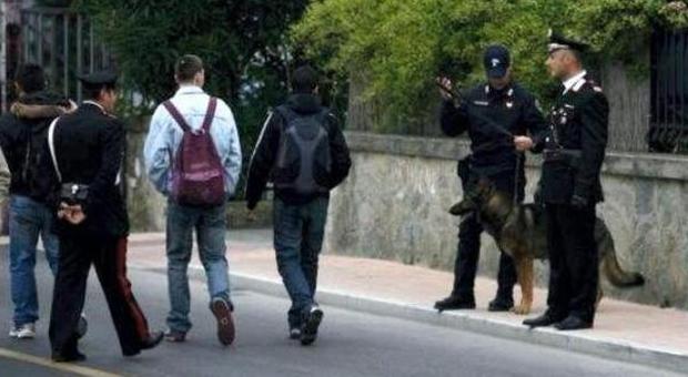 Controlli antidroga dei carabinieri fuori da una scuola