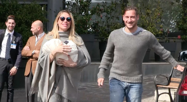 Roma, Totti e Ilary escono dalla clinica con la piccola Isabel