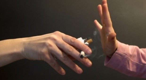 Cancro per il fumo passivo dei colleghi, ex impiegato sarà risarcito con 174 mila euro