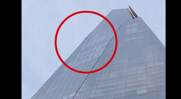 Uomo scala a mani nude il più alto grattacielo di Londra IL VIDEO