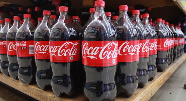 Coca-Cola produce sempre più plastica: nel 2016 un miliardo di bottiglie in più