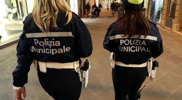 Roma, caserma dei vigili si trasforma in centro estetico abusivo: la compagna di un vigile faceva la manicure in pieno lockdown