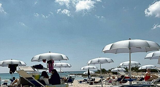 Dall’Adriatico allo Ionio ombrelloni e lettini aperti: ed è subito estate