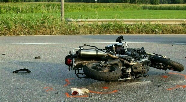 Incidente a Biella: impenna la moto e si schianta contro un muro, morto a 34 anni