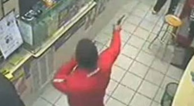 Roma, due ladri armati assaltano e rapinano supermercato: clienti in ostaggio