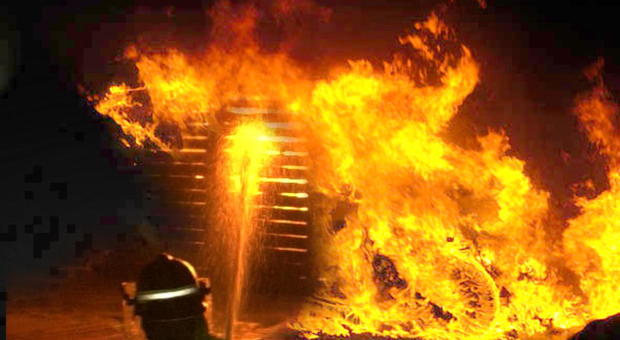 Incendia una decina di cassonetti denunciata una ragazza di 24 anni