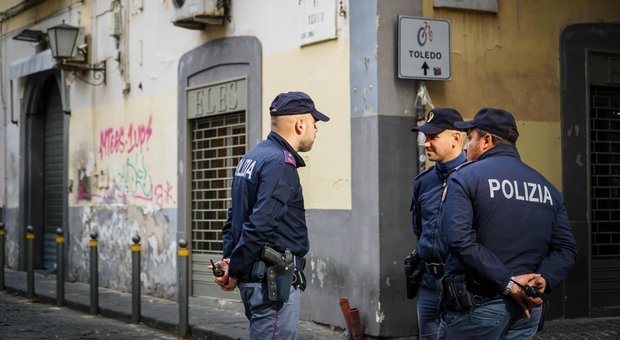 Droga nella movida di Napoli: arrestato clandestino africano nei vicoli