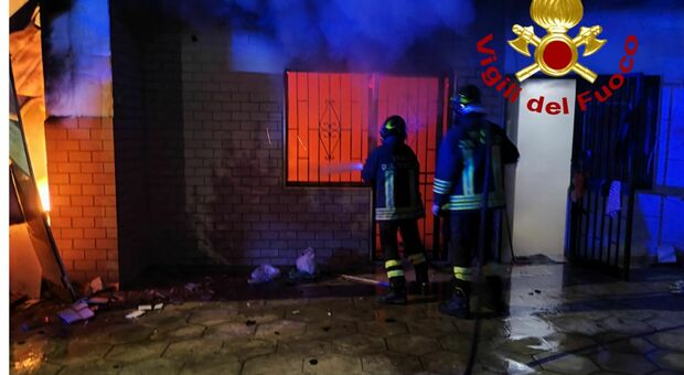 Incendio nella notte in un appartamento: fiamme in cucina e camera. A fuoco gazebo di un locale commerciale