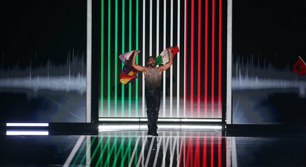 Marco Mengoni all'Eurovision: luci, acrobati e la sua voce che alla fine di "Due vite" trema per l'emozione