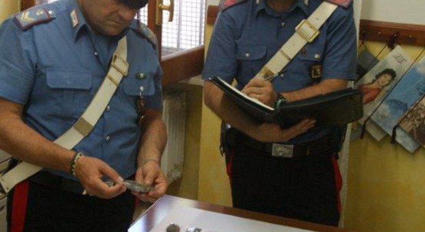 Spaccia droga in casa, 42enne scoperto e arrestato dai carabinieri
