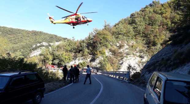 Ascoli, giù dal ponte per 20 metri: 54enne trovato in fin di vita sul greto di un torrente