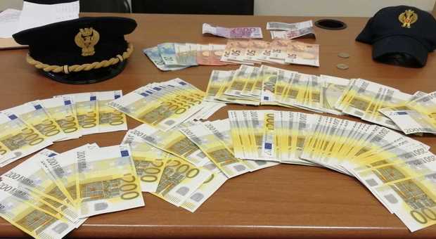 Paga al Caffè degli Specchi con denaro falso, aveva in tsca 30mila euro: arrestato