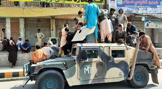 I talebani conquistano Jalalabad, ora resta solo Kabul